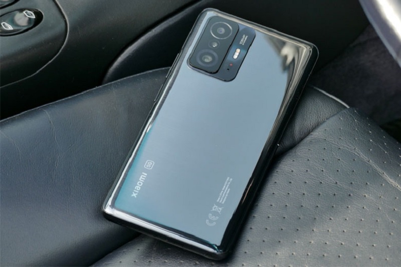 Xiaomi 11T Pro c&oacute; mặt lưng k&iacute;nh được bo cong nhẹ